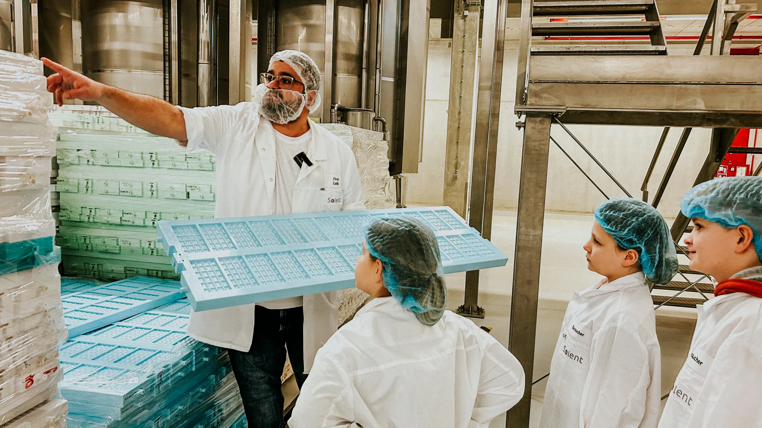 Solent Werksleiter erklärt die Schokoladenproduktion