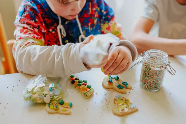 Kind beim Osterbacken im Kinderheim – Backen mit Kindern