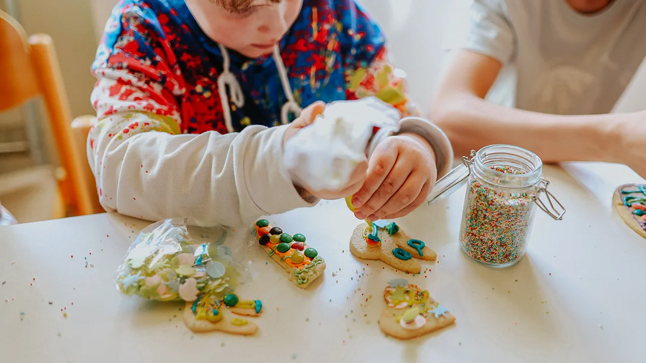 Kind beim Osterbacken im Kinderheim – Backen mit Kindern