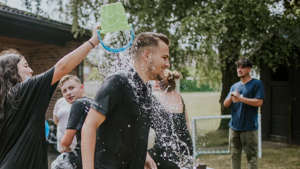 junger Mann hat Freude beim FSJ im Kinderheim Merkstein