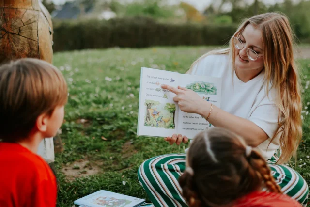 Junge Frau begleitet Kinder bei einem Freizeitangebot im Rahmen eines FSJ im Kinderheim