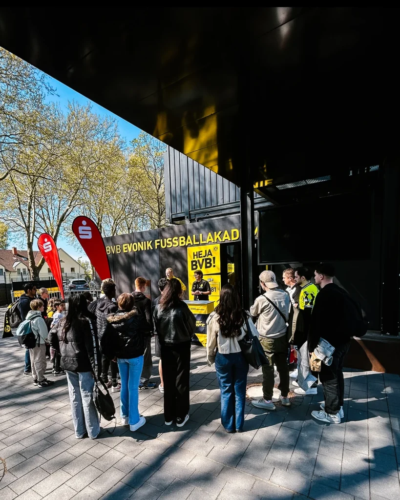 Begrüßung der Kinderheim Kinder im Signal Iduna Park beim BVB Dortmund