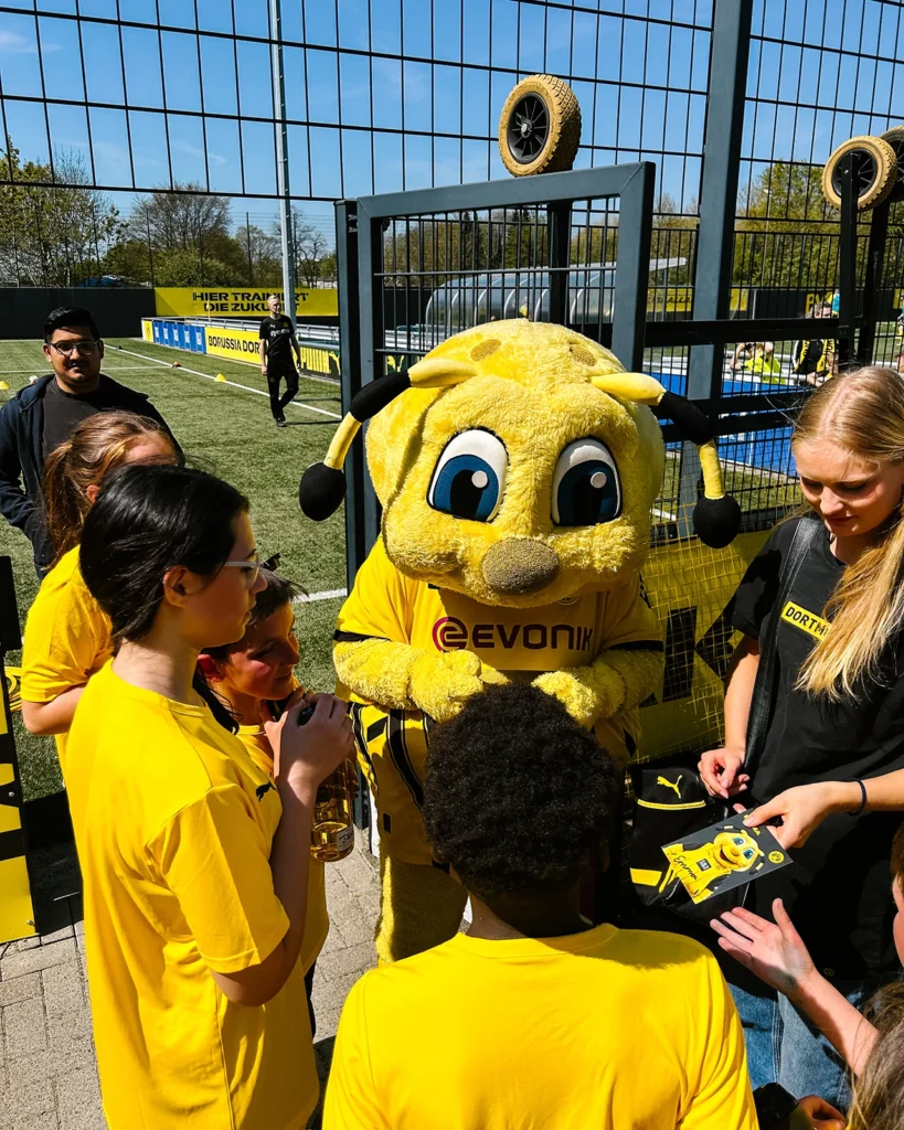 Treffen der Kinder mit Maskottchen Emma beim BVB-Ausflug