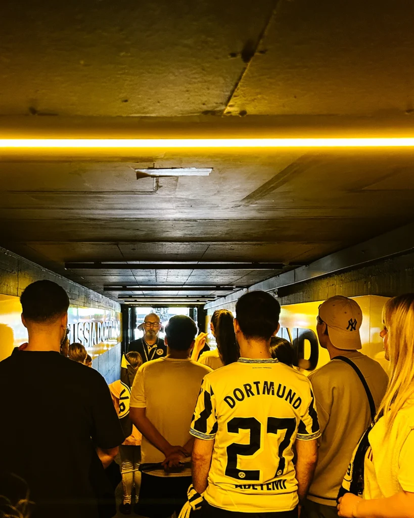 Die Kinder und Jugendlichen im Spielertunnel beim BVB Dortmund