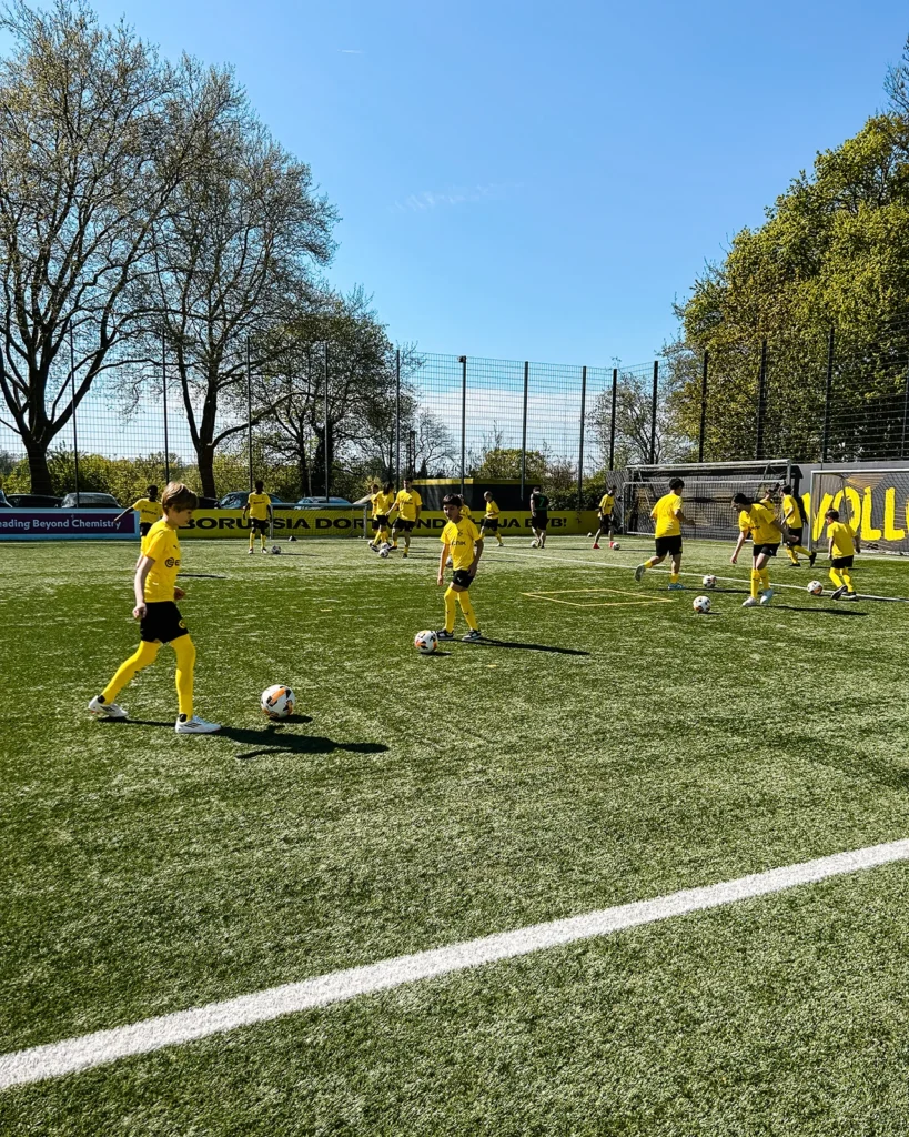 Kinder nehmen an einer Trainingseinheit mit Borussia Dortmund teil
