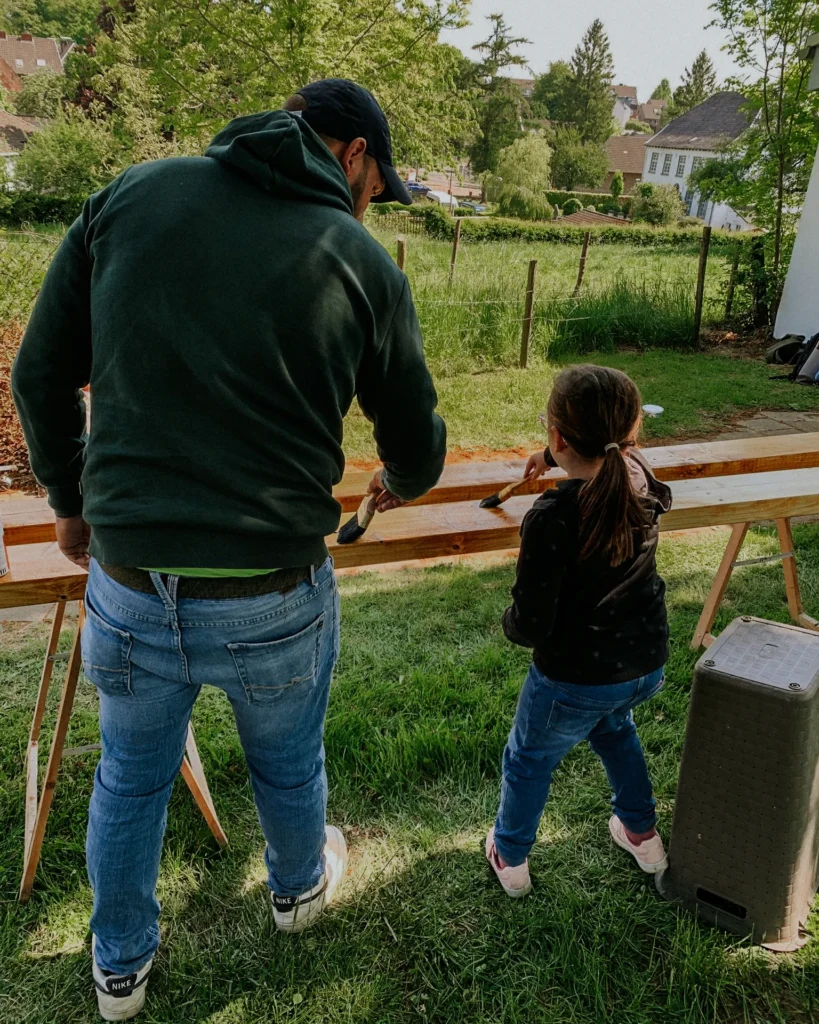 Kinder bauen gemeinsam an einem Hochbeet im Kinderheim Merkstein