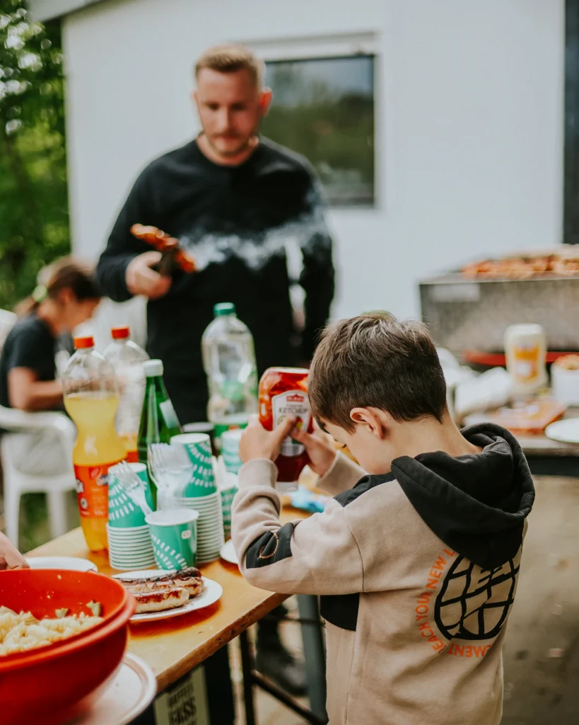 Kind freut sich über Grillfest