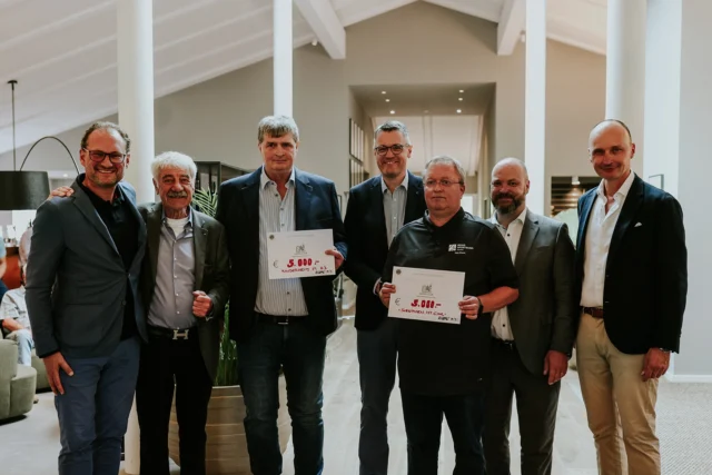 Vertreter des Lions Club Aachen Kaiserpfalz übergeben den Spendencheck in Höhe von 5000€ an das Kinderheim Merkstein