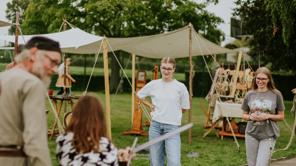 Pädagogin beim Sommerfest
