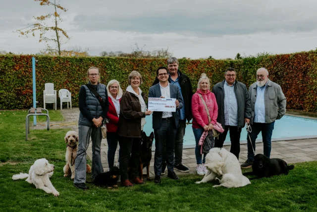 Spendenübergabe mit Bürgermeister Benjamin Fadavian, dem Hundeschwimmen und dem Kinderheim