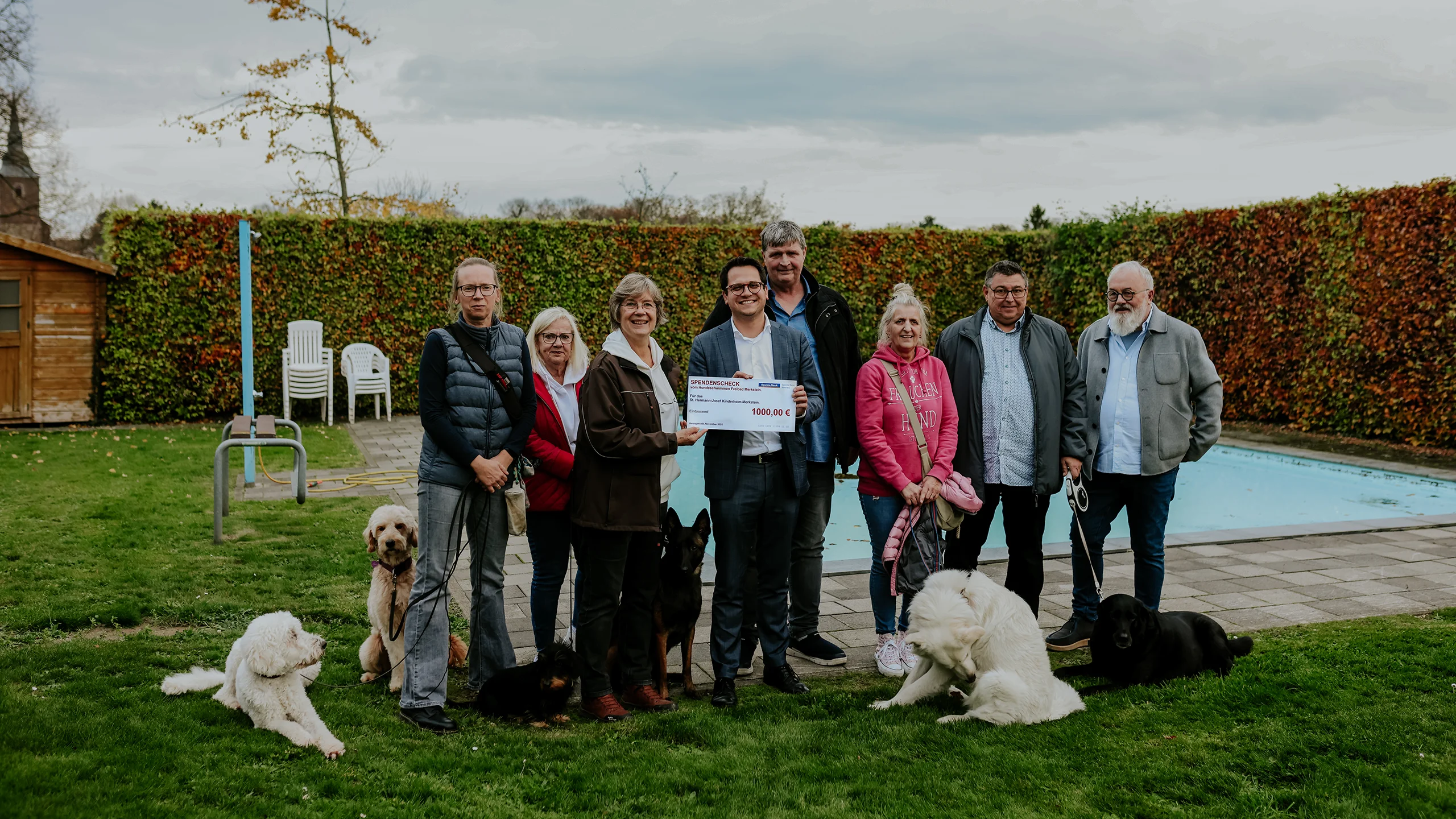 Spendenübergabe mit Bürgermeister Benjamin Fadavian, dem Hundeschwimmen und dem Kinderheim