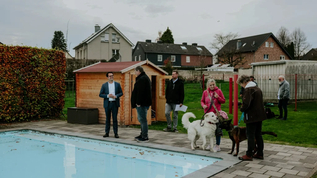 Bürgermeister Benjamin Fadavian im Gespräch mit Einrichtungsleitung Lothar Mauer