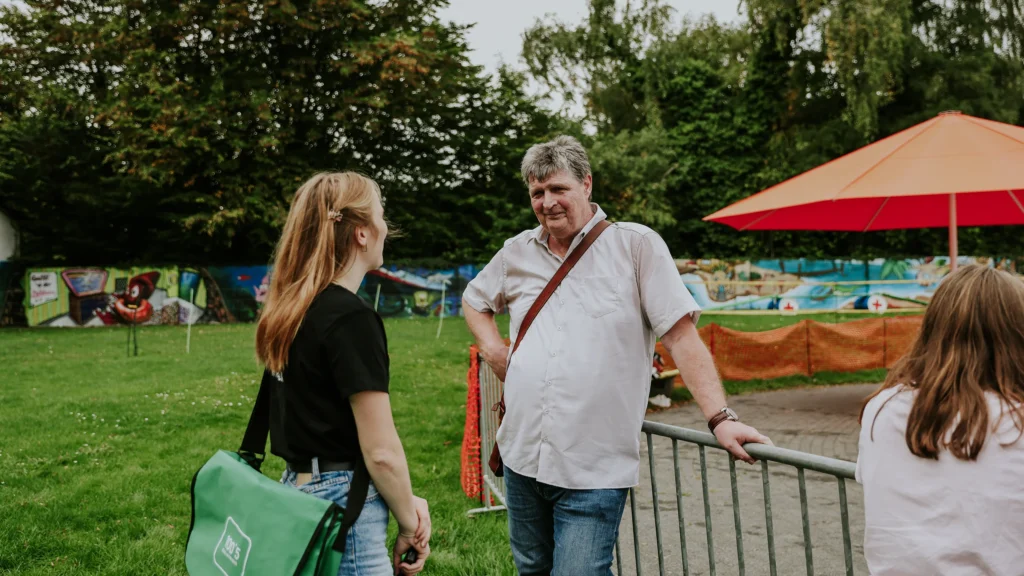 Lothar Mauer gibt ein Interview beim Hundeschwimmen in Herzogenrath