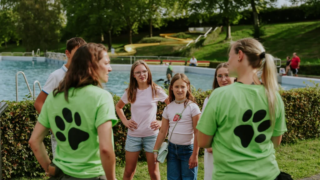 Kinder lernen das Hundeschwimmen kennen
