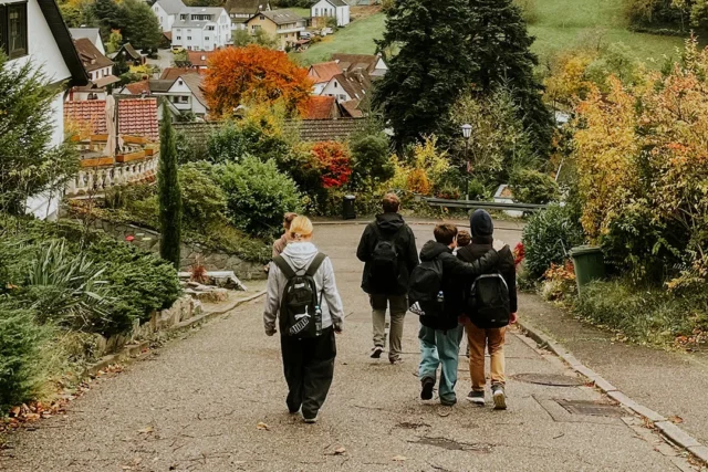 Jugendliche auf Jugendfahrt wandern im Schwarzwald
