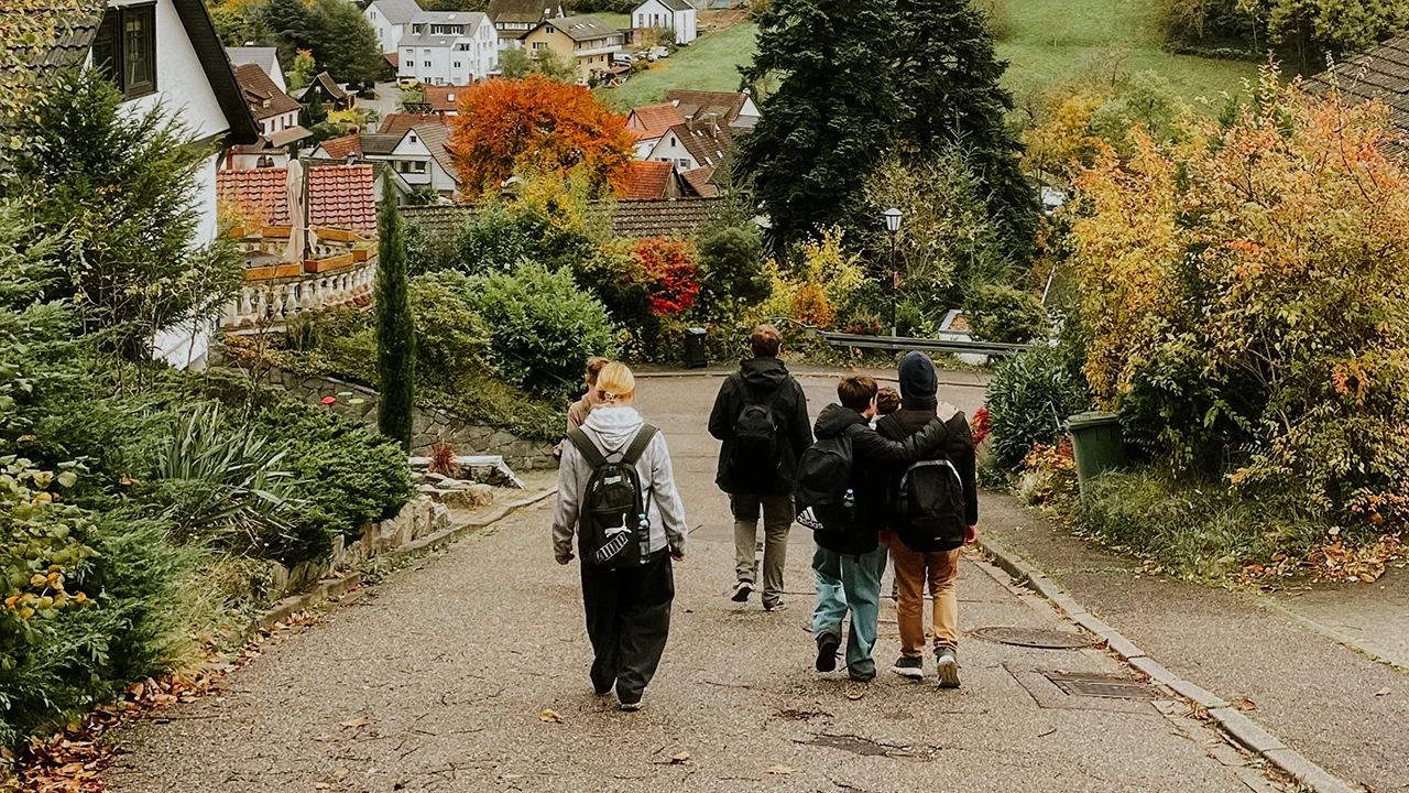 Jugendliche auf Jugendfahrt wandern im Schwarzwald