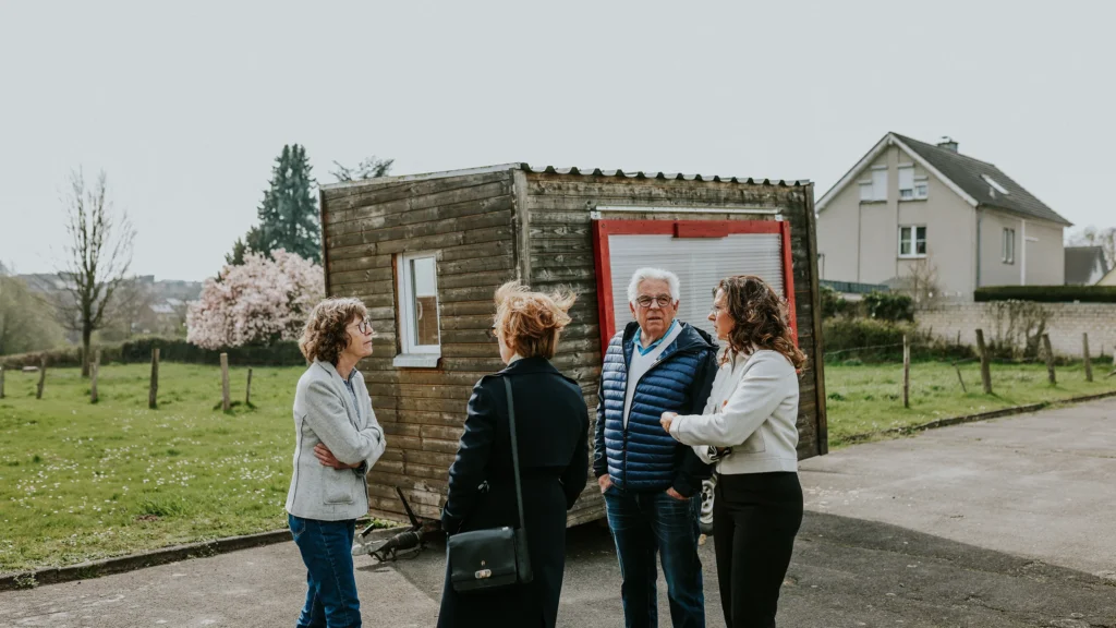 Der Lionsclub Baesweiler/Herzogenrath vor dem Jugendcafe des Kinderheim Merkstein