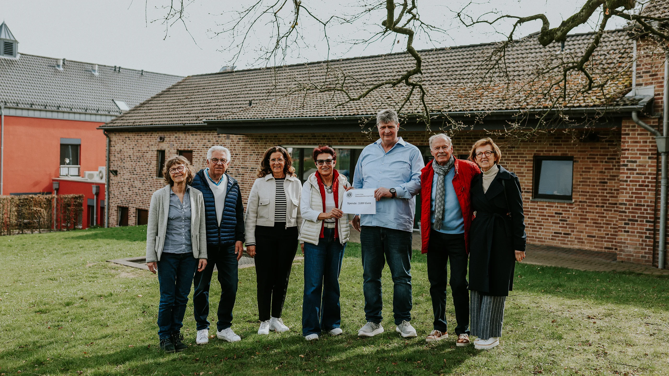Der Lionsclub Baesweiler/Herzogenrath übergibt einen Spendencheck an Lothar Mauer, dem Leiter des Kinderheim Merkstein
