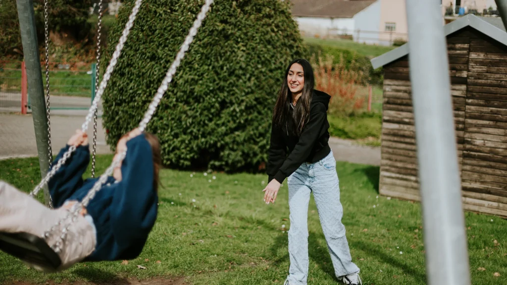 eine junge Frau macht ihr FSJ im Kinderheim und spielt mit einem Kind