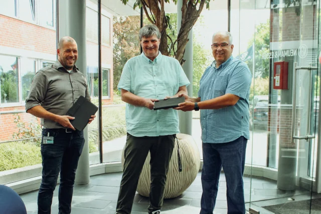 Die Firma Neuman & Esser (NEA Group) freut sich dem Kinderheim 17 iPads zu spenden