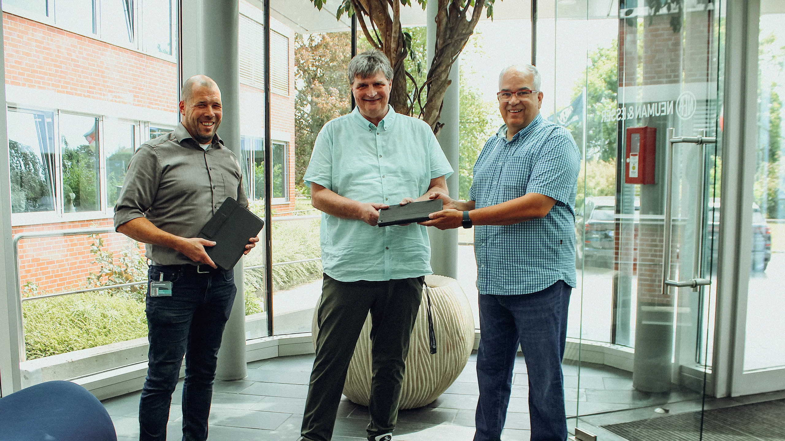 Die Firma Neuman & Esser (NEA Group) freut sich dem Kinderheim 17 iPads zu spenden