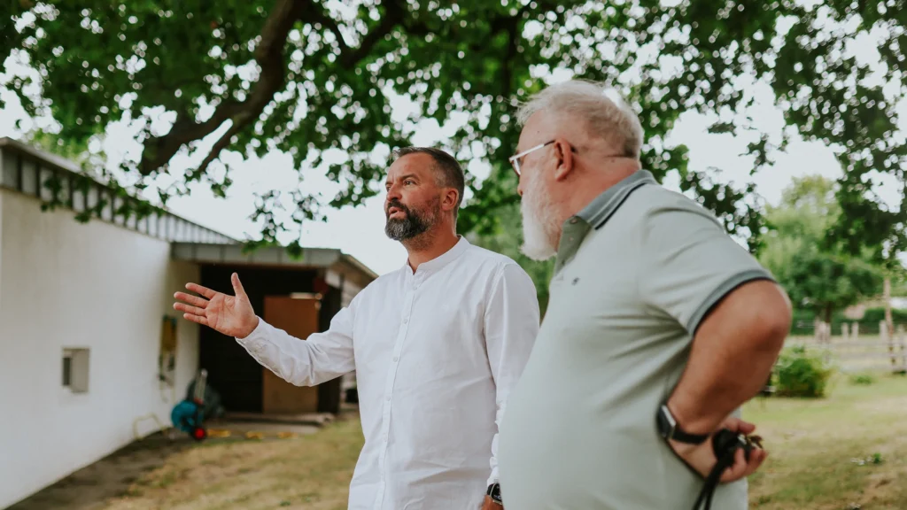 Alsdorfer Bürgermeister Tim Krämer im Gespräch mit Dieter Forth über das Kinderheim