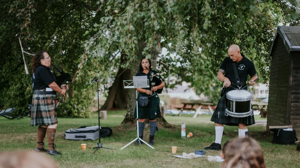 ein dudelsackkonzert der celtic euregio pipes & drums für die kinder und jugendliche des kinderheims