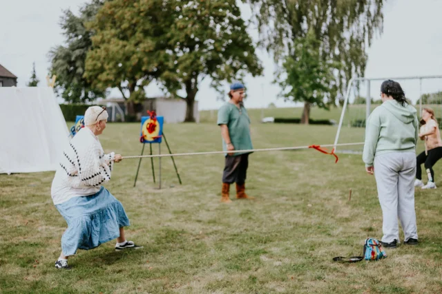eine frau tritt gegen ein mädchen beim tauziehen an auf dem fest beim kinderheim merkstein