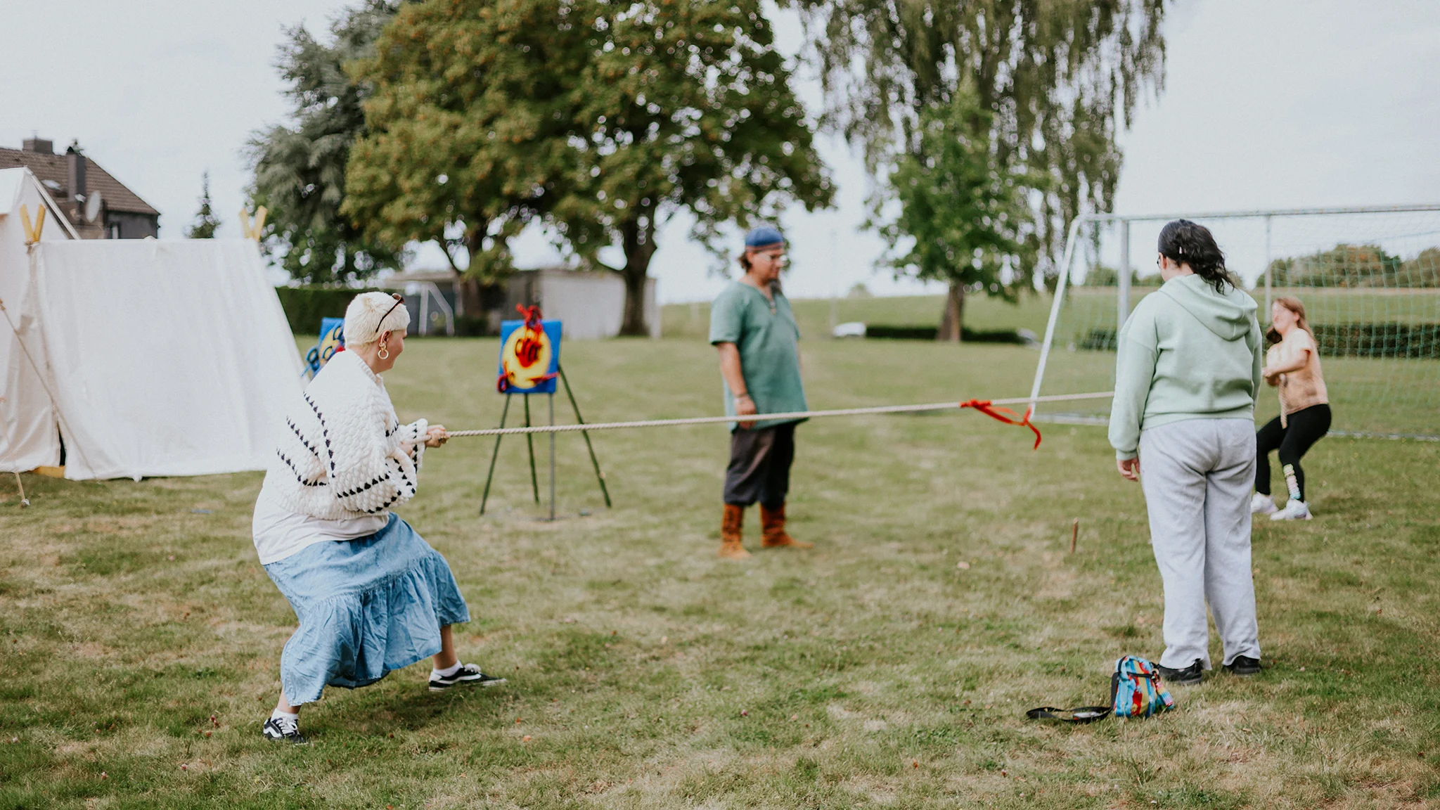 eine frau tritt gegen ein mädchen beim tauziehen an auf dem fest beim kinderheim merkstein