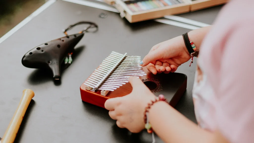 ein mädchen spielt ein instrument mit ihren händen