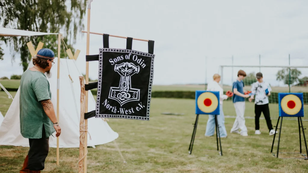 die sons of odin auf dem bunten fest, das sie für die kinderheim kinder veranstaltet haben