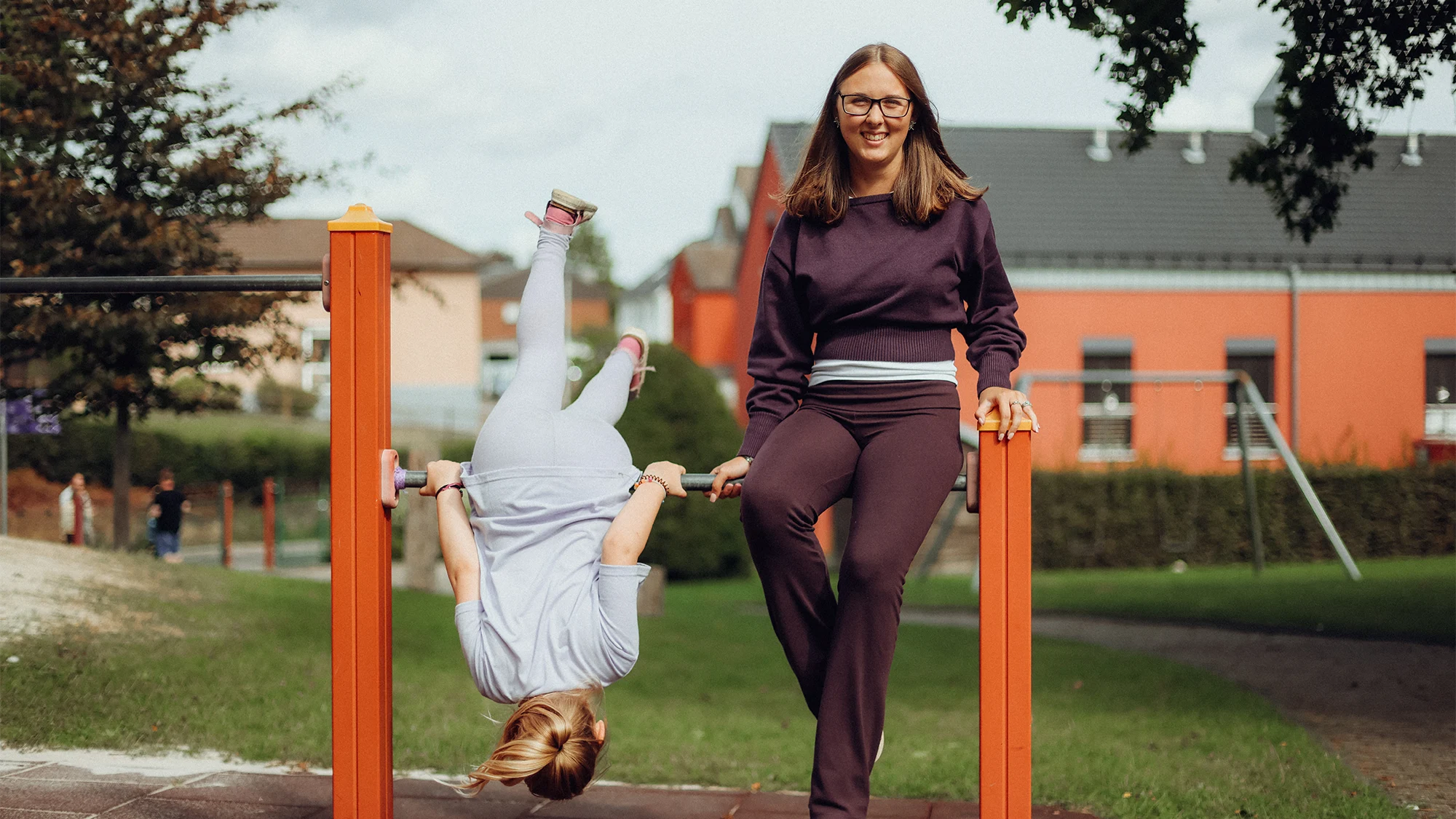 Eine Werkstudentin begleitet ein Kind beim Spielen im Kinderheim